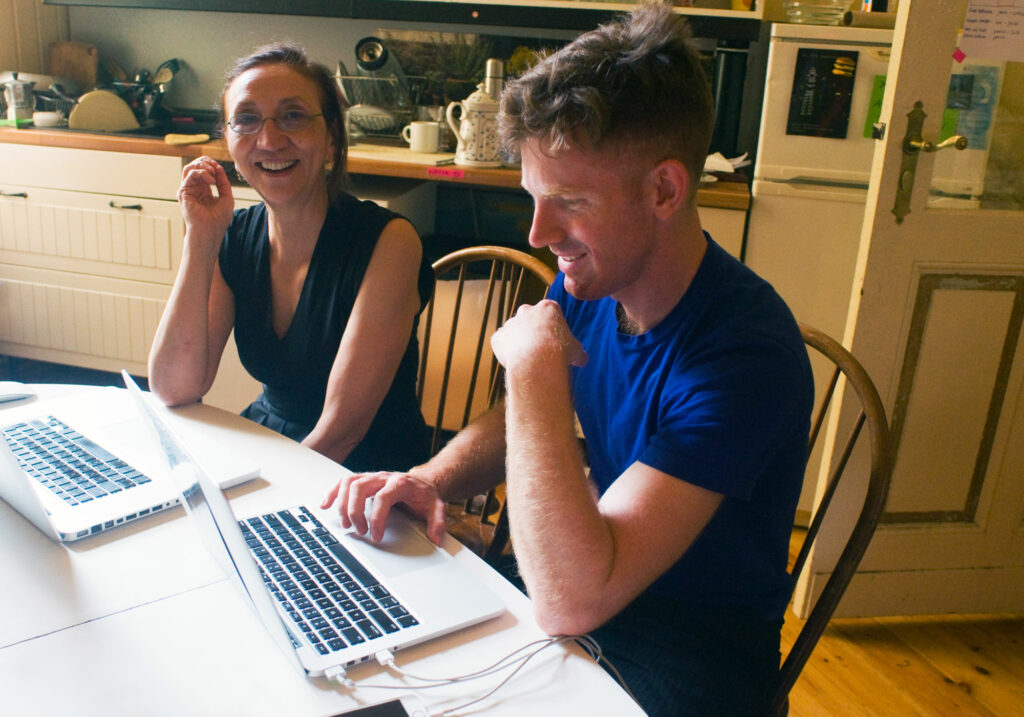 Martine Neddam and James Hudson in der Küche. Sie arbeiten an MyDesktopLife